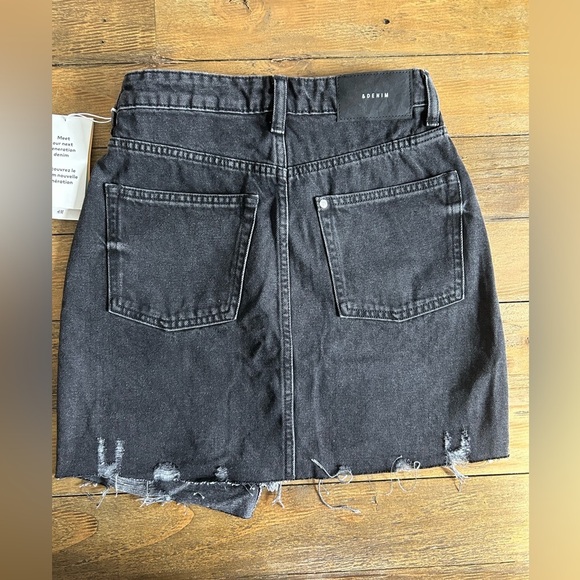 H&M Black Distressed Denim Skirt Raw Hem and crossover zipper Size XXS NWT - Picture 3 of 8